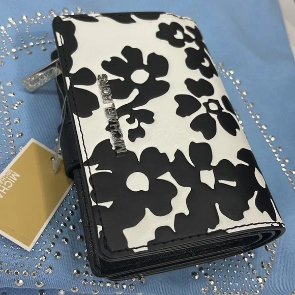 Michael Kors Jet Set Medium Floral Print Bi-Fold Wallet
Black 
NWT - Picture 16 of 16